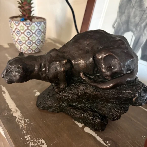 Striking Large Prowling Panther/Cougar Sculpture on a Naturalistic Log Base - Picture 6 of 13
